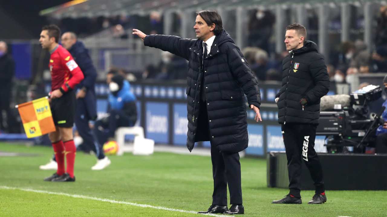 Inzaghi indica verso il campo Inter