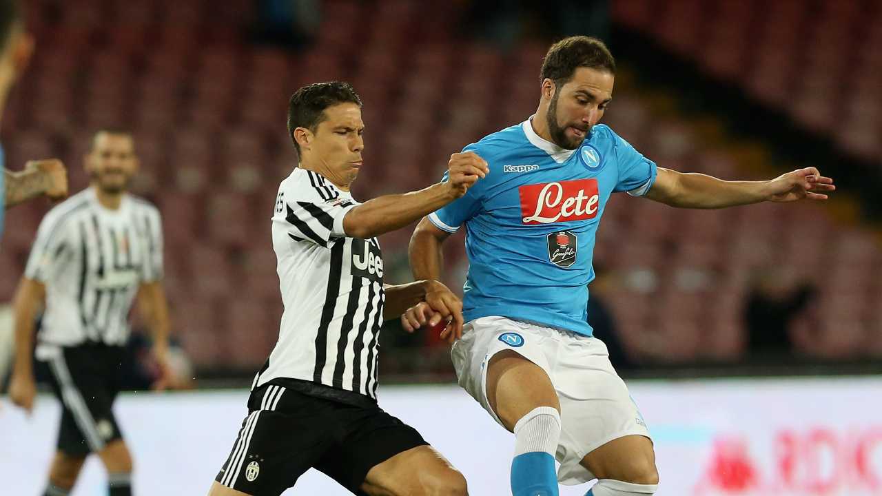 Hernanes e Higuain corrono verso il pallone Juve Napoli