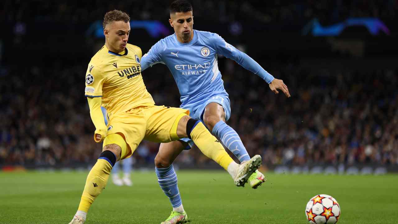 Noa Lang lotta su un pallone con Joao Cancelo