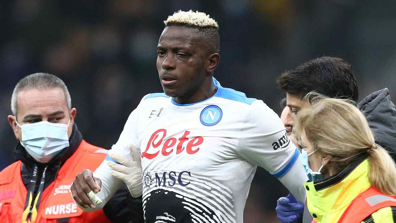 Osimhen malconcio dopo lo scontro di gioco con Skriniar