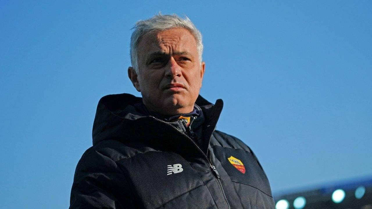 Mourinho osserva in panchina