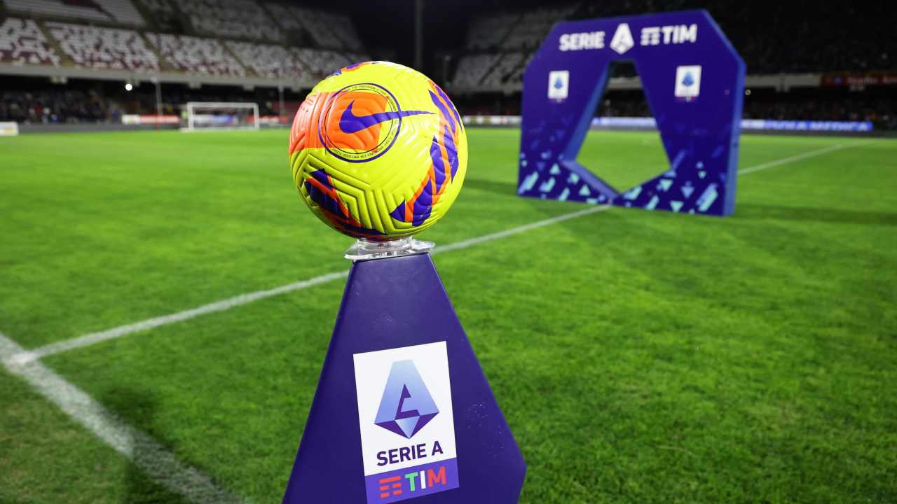 Pallone della Serie A nello stadio della Salernitana