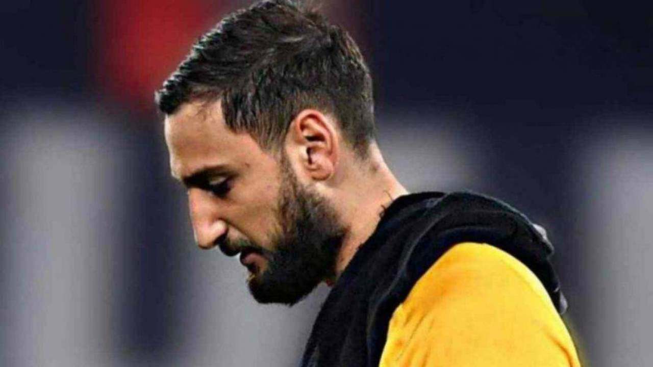 Donnarumma guarda verso il basso preoccupato PSG