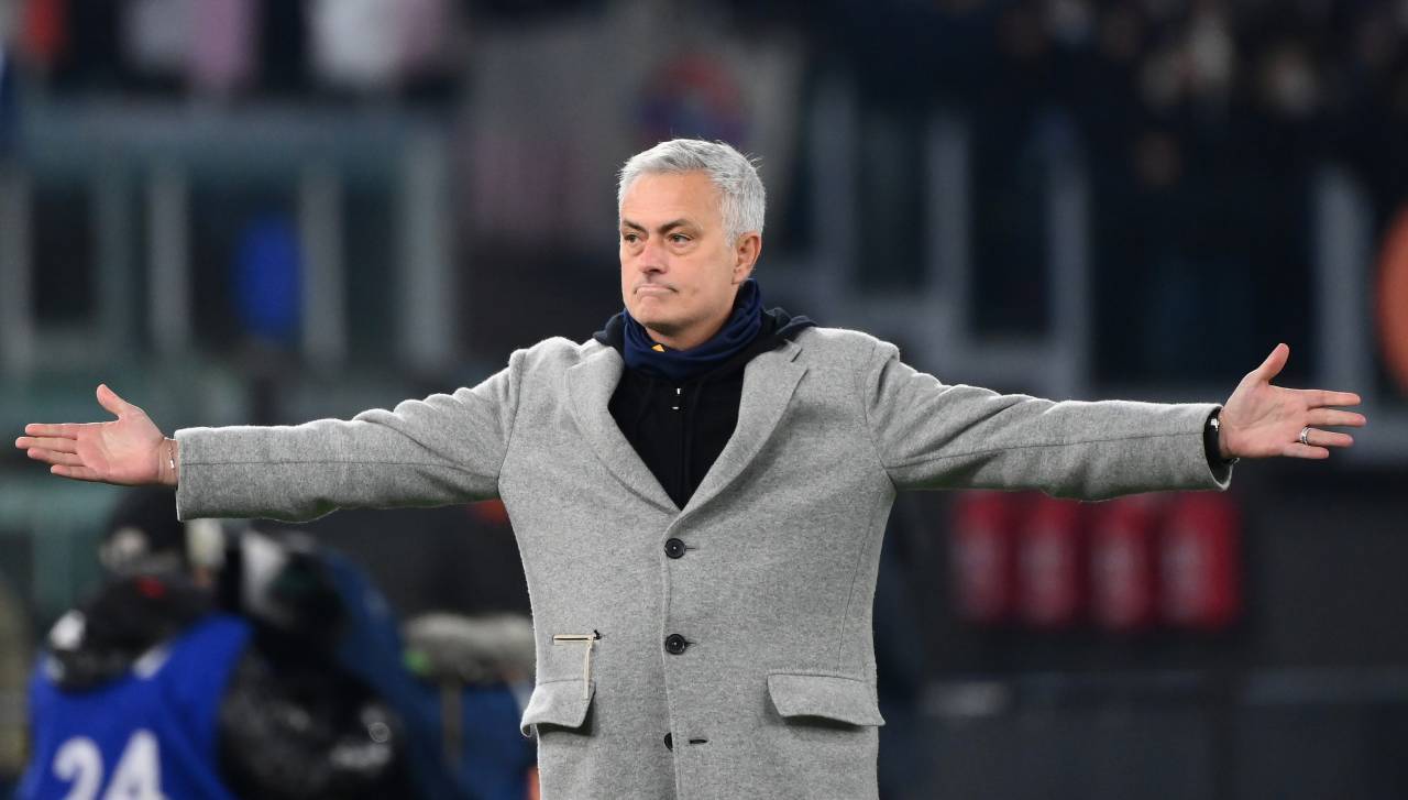 Roma-Juventus, Mourinho allarga le braccia