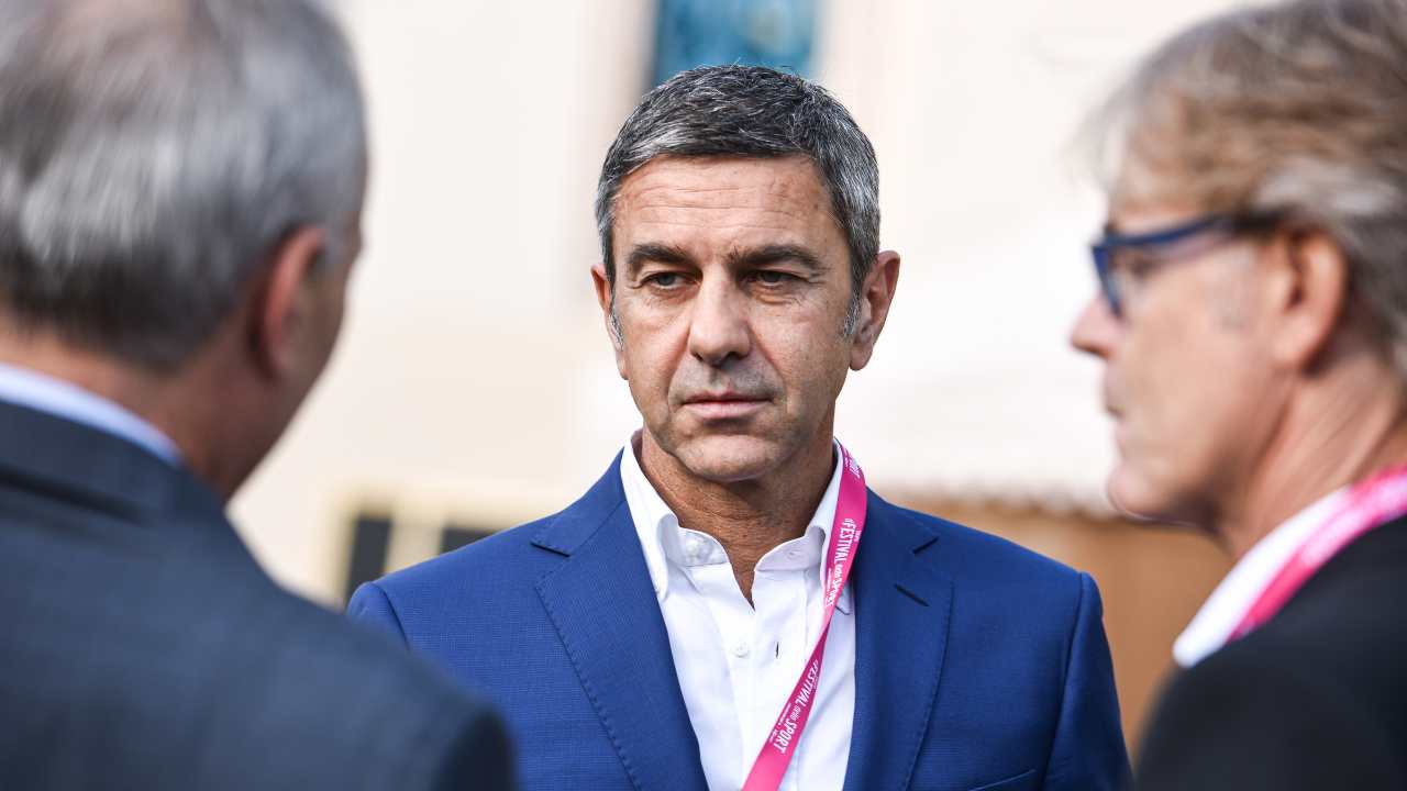 Costacurta guarda davanti a sé pensieroso Milan