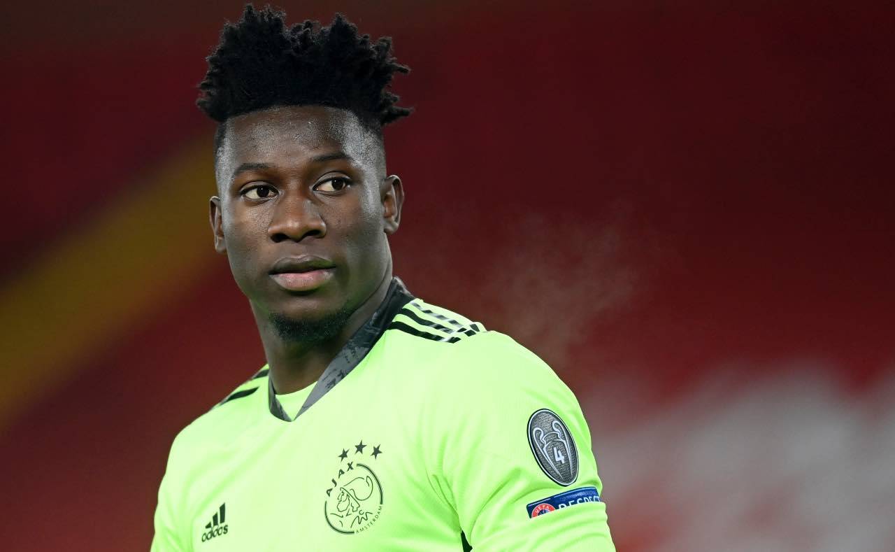 Onana in campo con l'Ajax