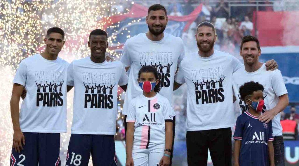 Messi, Hakimi, Donnarumma, Sergio Ramos e Wijnaldum sorridono