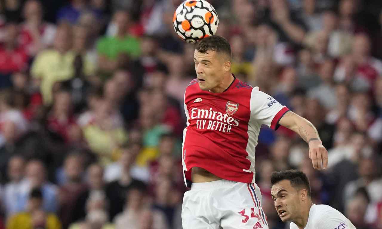 Xhaka fa un colpo di testa con l'Arsenal