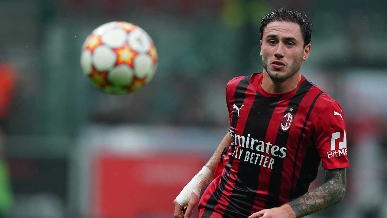 Calabria guarda il pallone concentrato Milan 