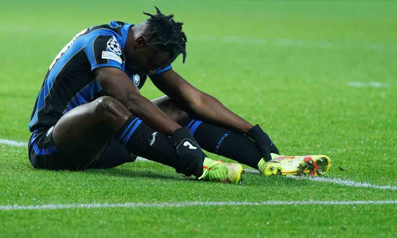 Duvan Zapata seduto in campo