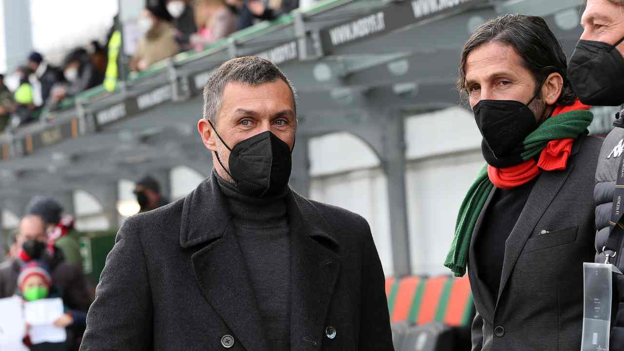 Maldini con la mascherina e il viso felice Milan