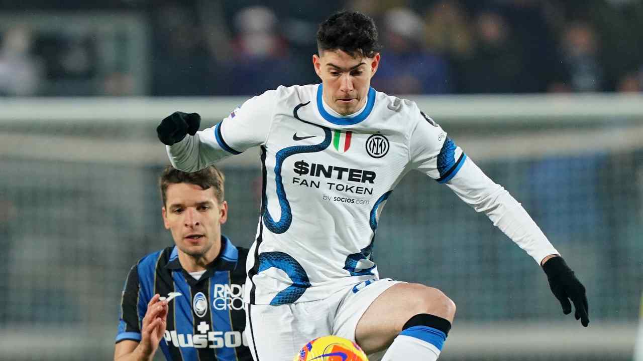 Bastoni salta per calciare il pallone Inter