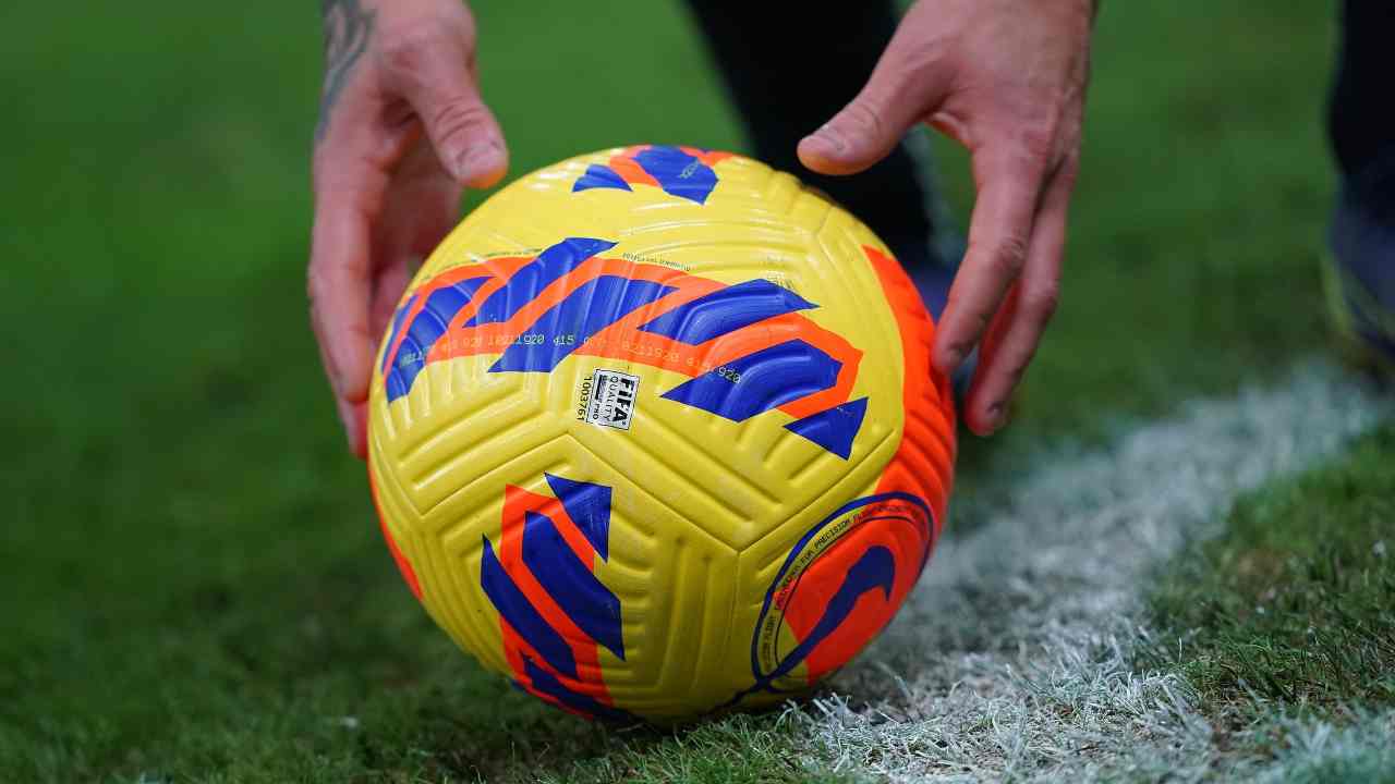 Giocatore sistema il pallone a terra Serie A