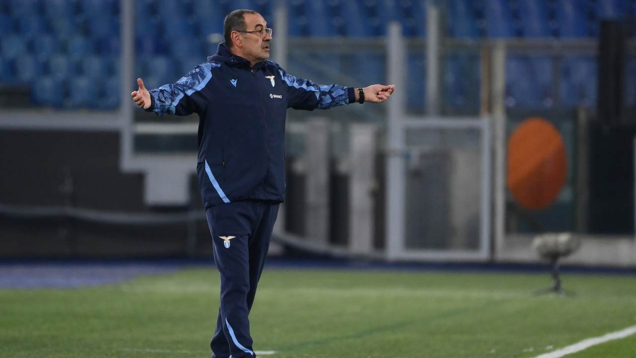 Sarri allarga le braccia preoccupato Lazio