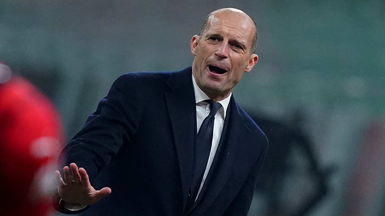 Allegri parla e fa gesto con la mano Juventus