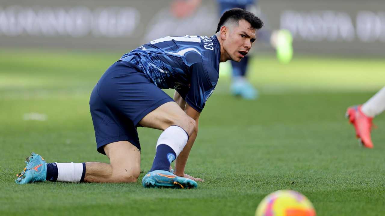 Lozano a terra guarda concentrato verso il pallone Napoli