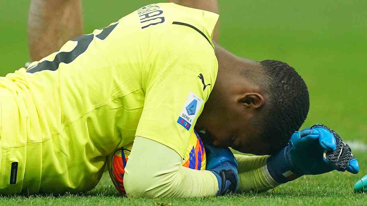 Maignan a terra sul pallone dopo aver parato Milan