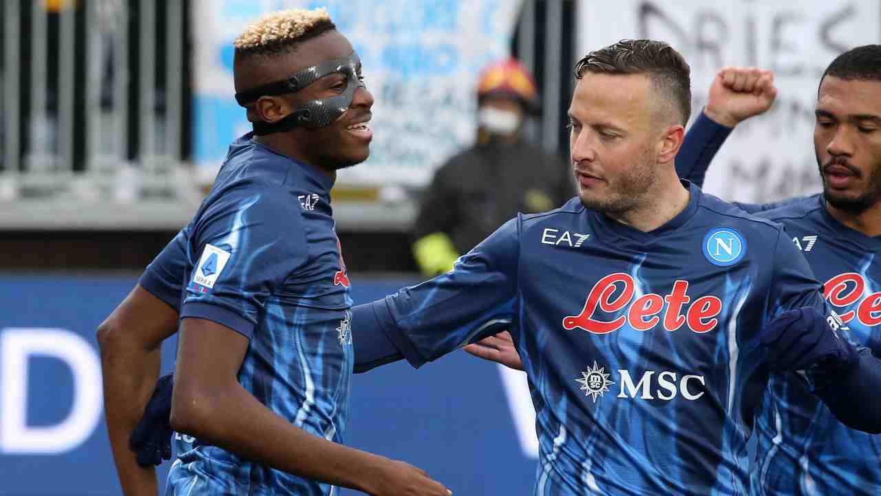 Osimhen con la maschera sul viso festeggia dopo il gol Napoli