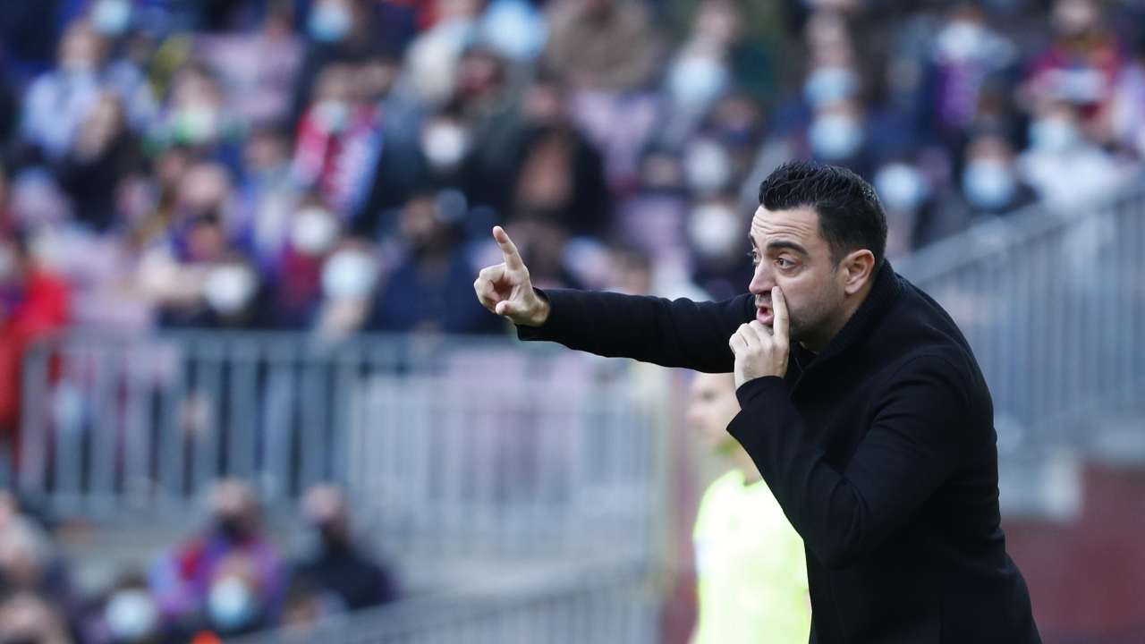 Xavi dà indicazioni da bordocampo Barcellona