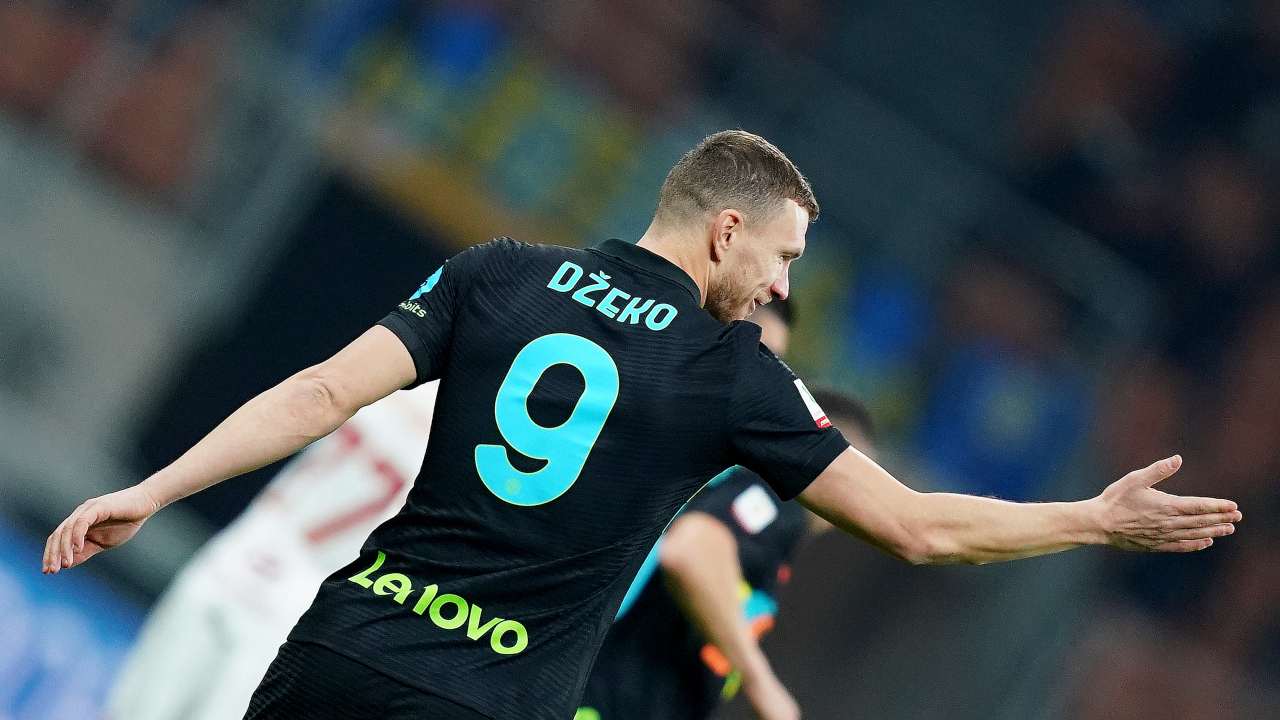 Edin Dzeko dà indicazioni