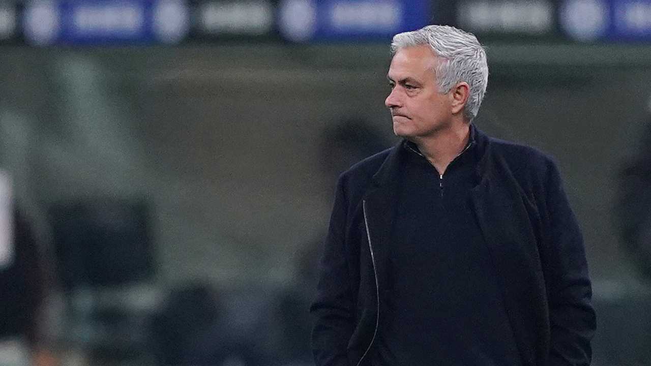 Mourinho guarda concentrato verso il campo