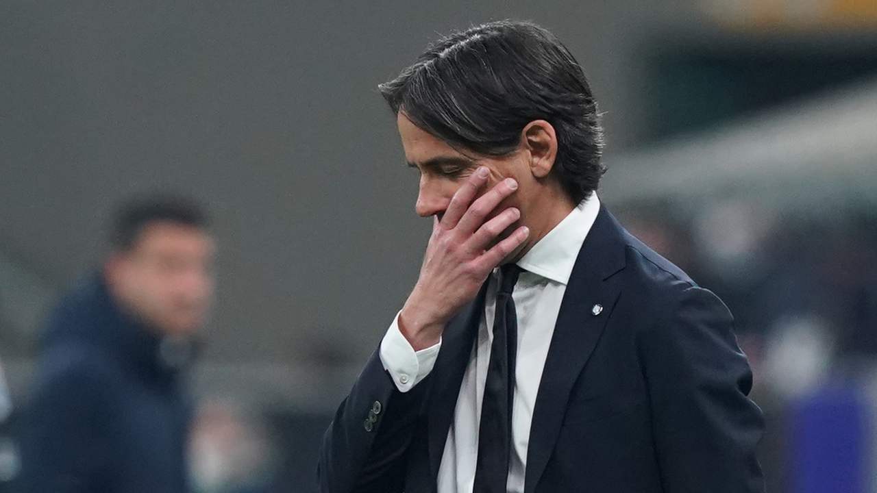 Inzaghi si tocca il viso preoccupato Inter