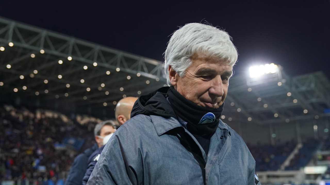 Gasperini sorride e guarda in basso Atalanta