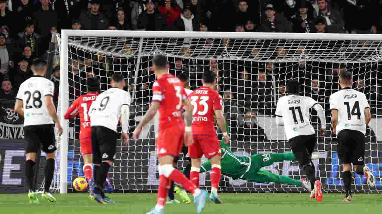 Giocatori di Spezia e Fiorentina in campo