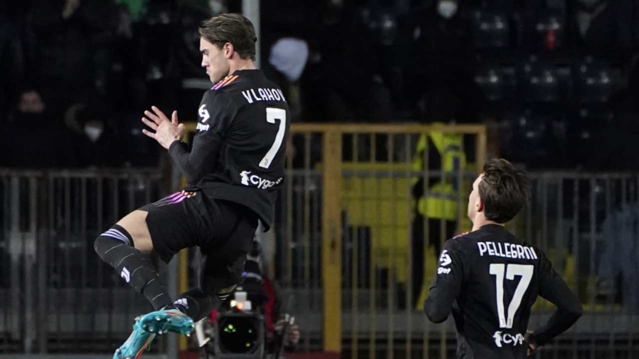 Vlahovic esulta per il gol Juventus 