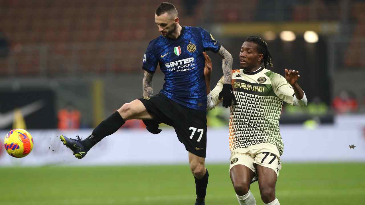 Brozovic aggancia il pallone