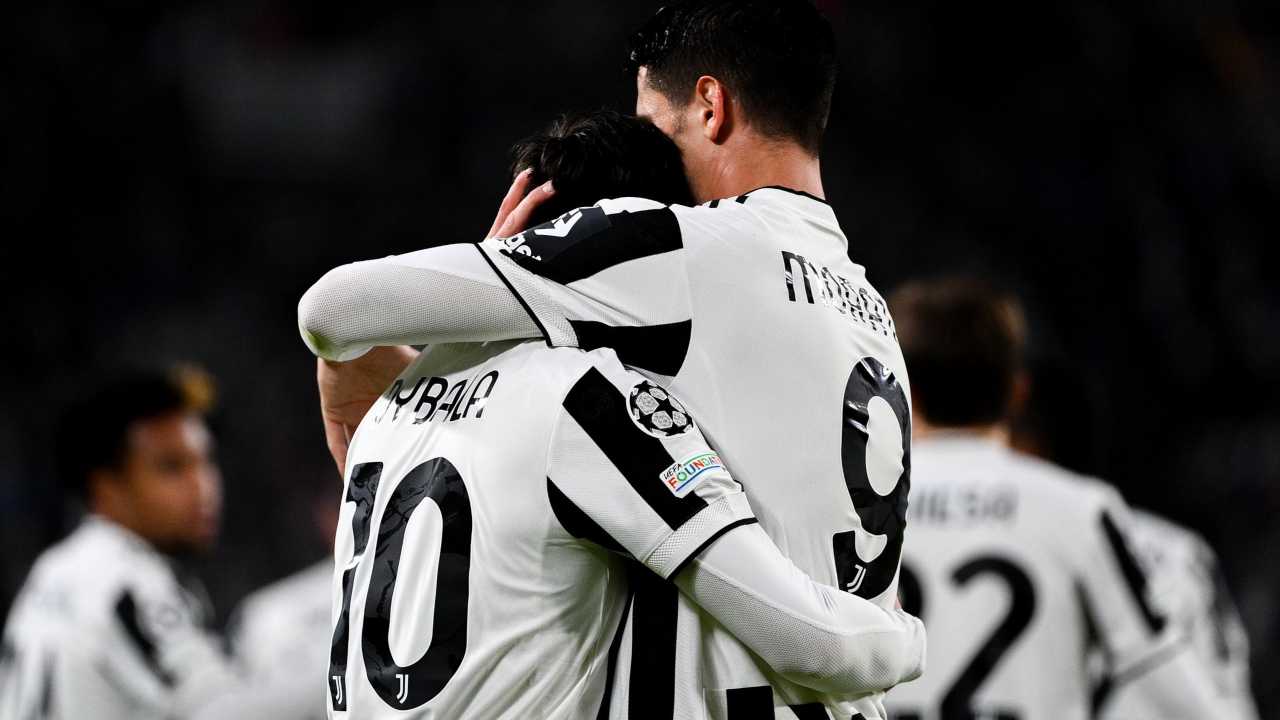 Dybala e Morata si abbracciano