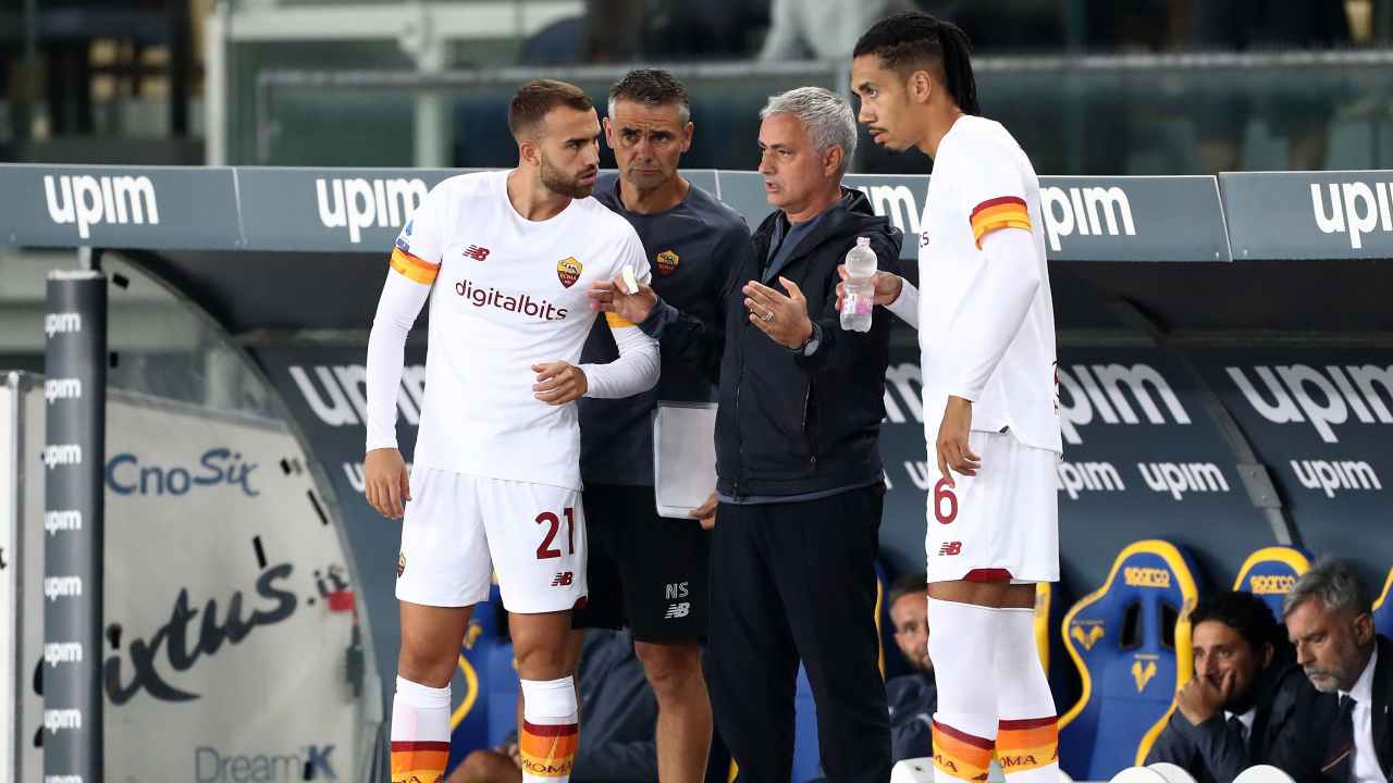 Borja Mayoral, Chris Smalling e Josè Mourinho a bordocampo