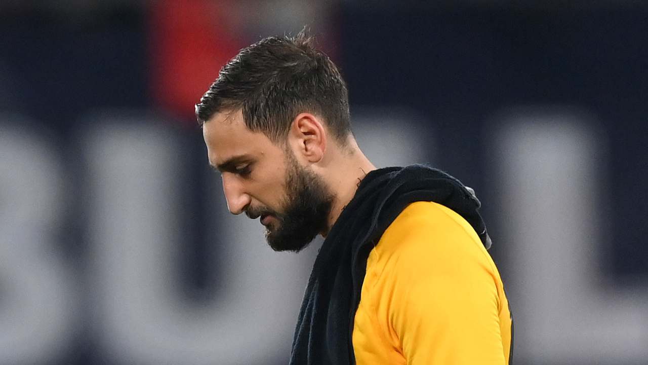 Donnarumma guarda in basso deluso PSG