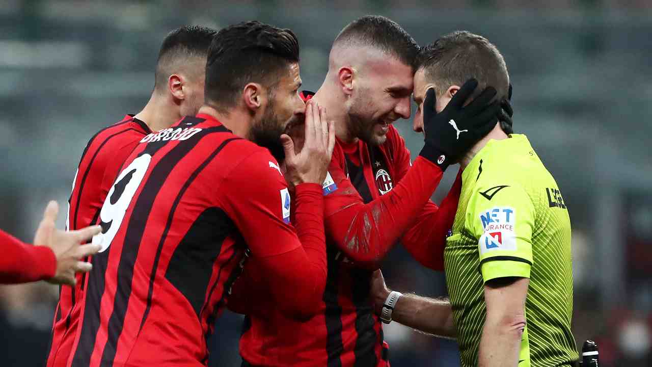 Rebic e giocatori del Milan si avvicinano all'arbitro dopo l'errore Milan