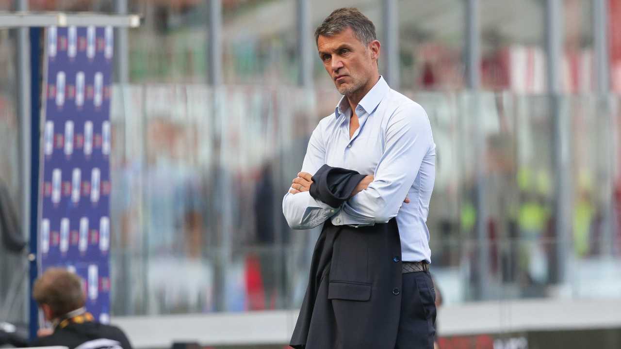 Maldini guarda pensieroso con le braccia incrociate Milan