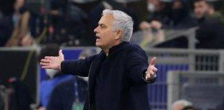 Il tecnico della Roma Mourinho furioso