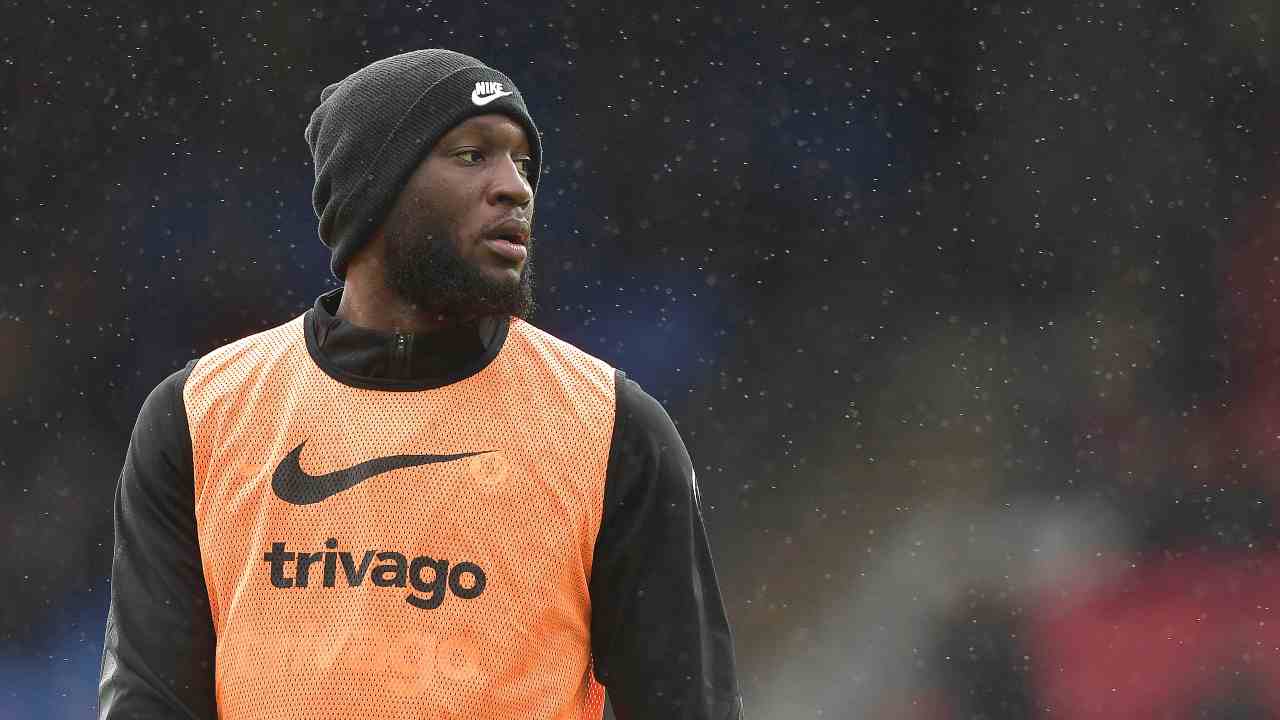 Lukaku guarda di lato durante il riscaldamento Chelsea 