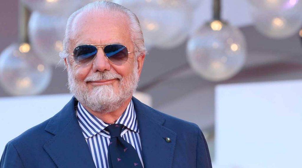 Il presidente del Napoli De Laurentiis sorride