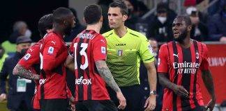 L'arbitro Marchetti circondato dai giocatori del Milan