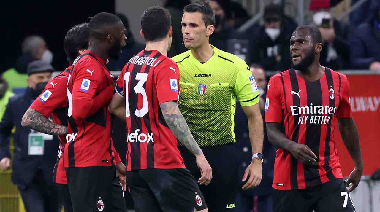 L'arbitro Marchetti circondato dai giocatori del Milan