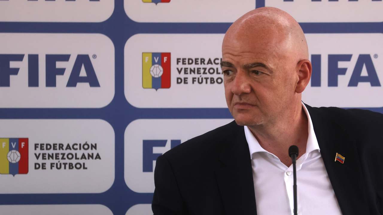 Infantino concentrato in conferenza FIFA 