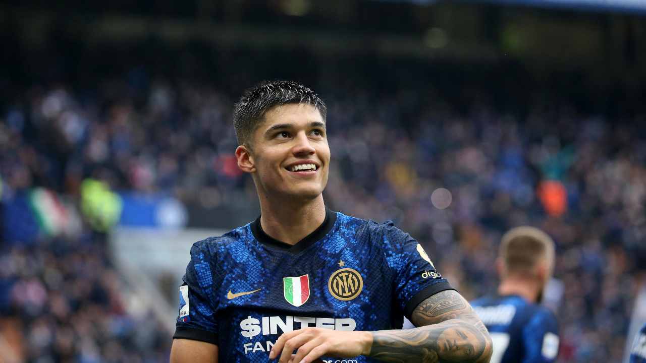 Correa sorride e guarda verso l'alto Inter