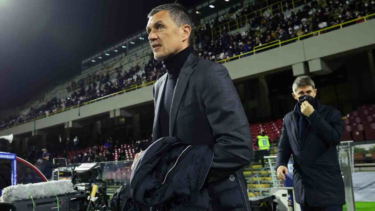 Maldini fissa lo sguardo in lontananza