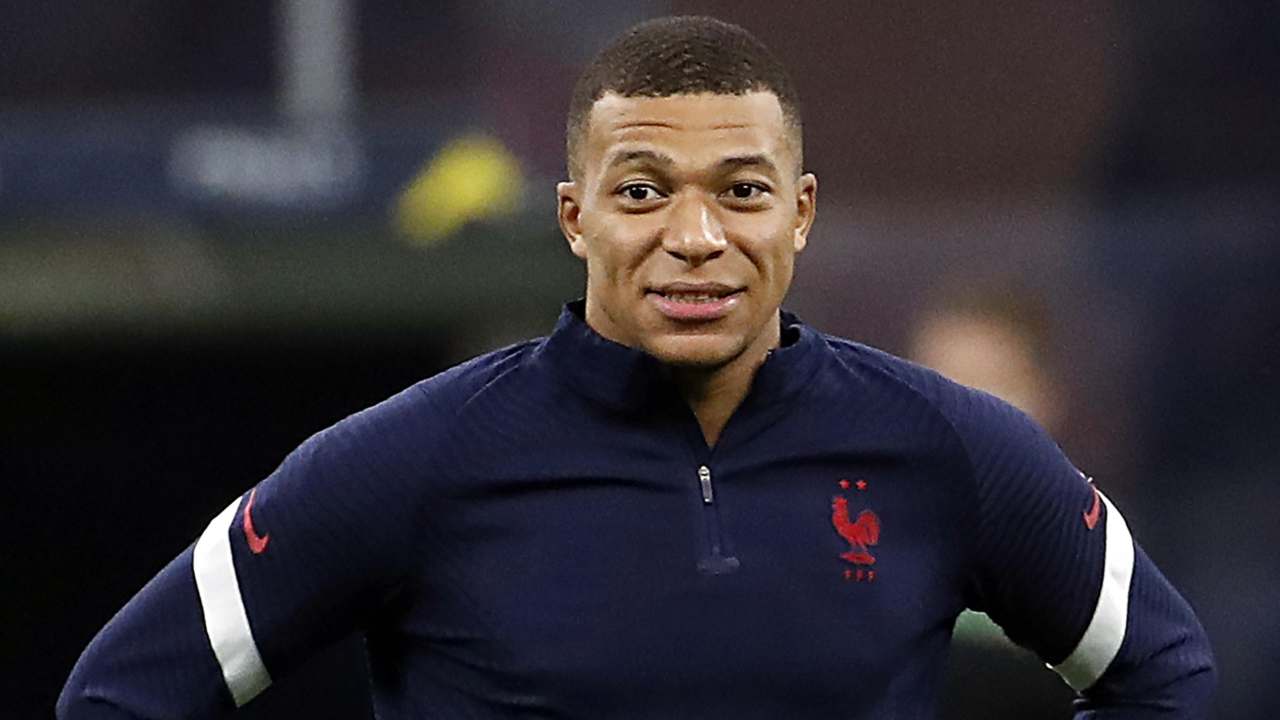 Mbappé sorride furbamente