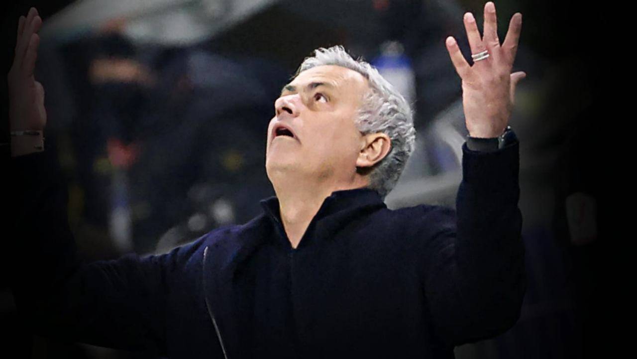 Mourinho alza lo sguardo al cielo