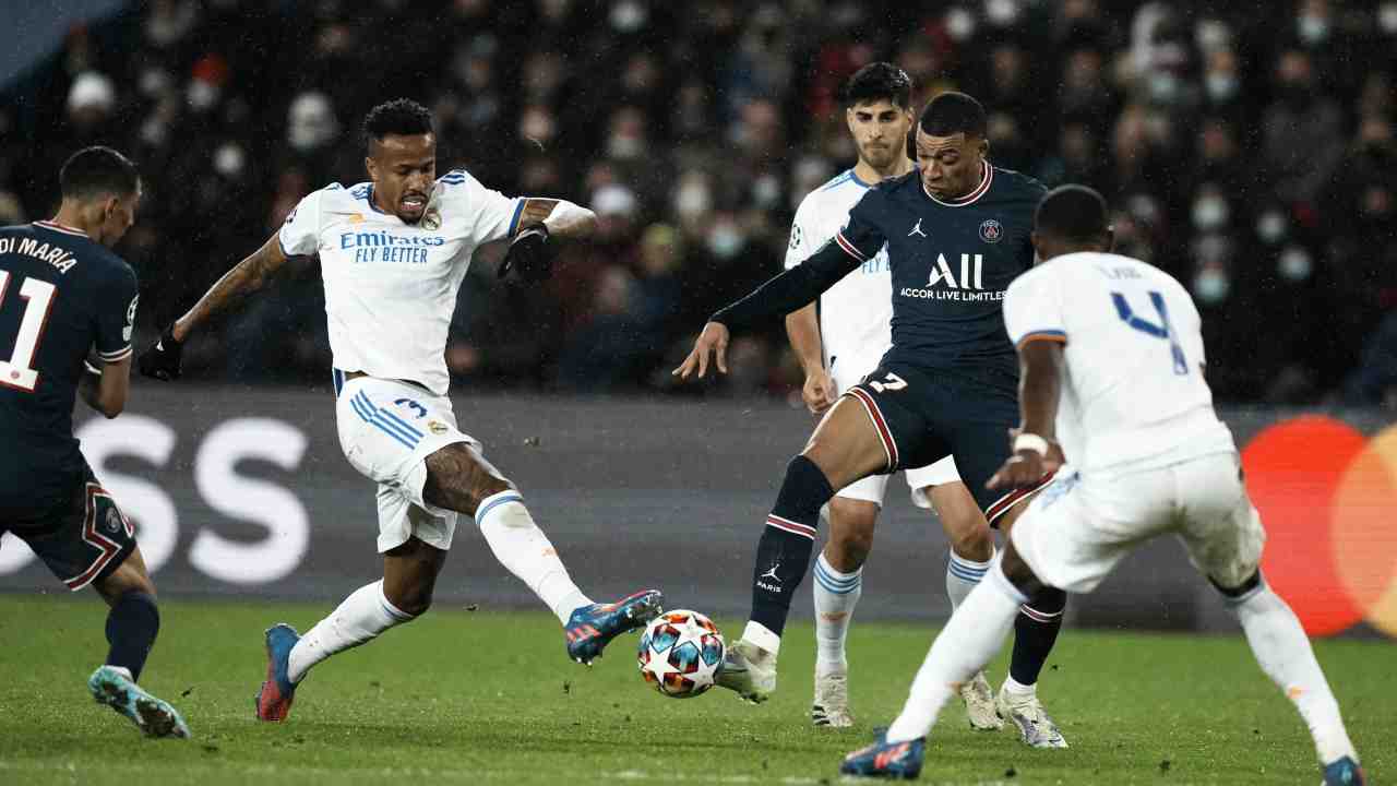 Un'azione di gioco nel match tra PSG e Real Madrid