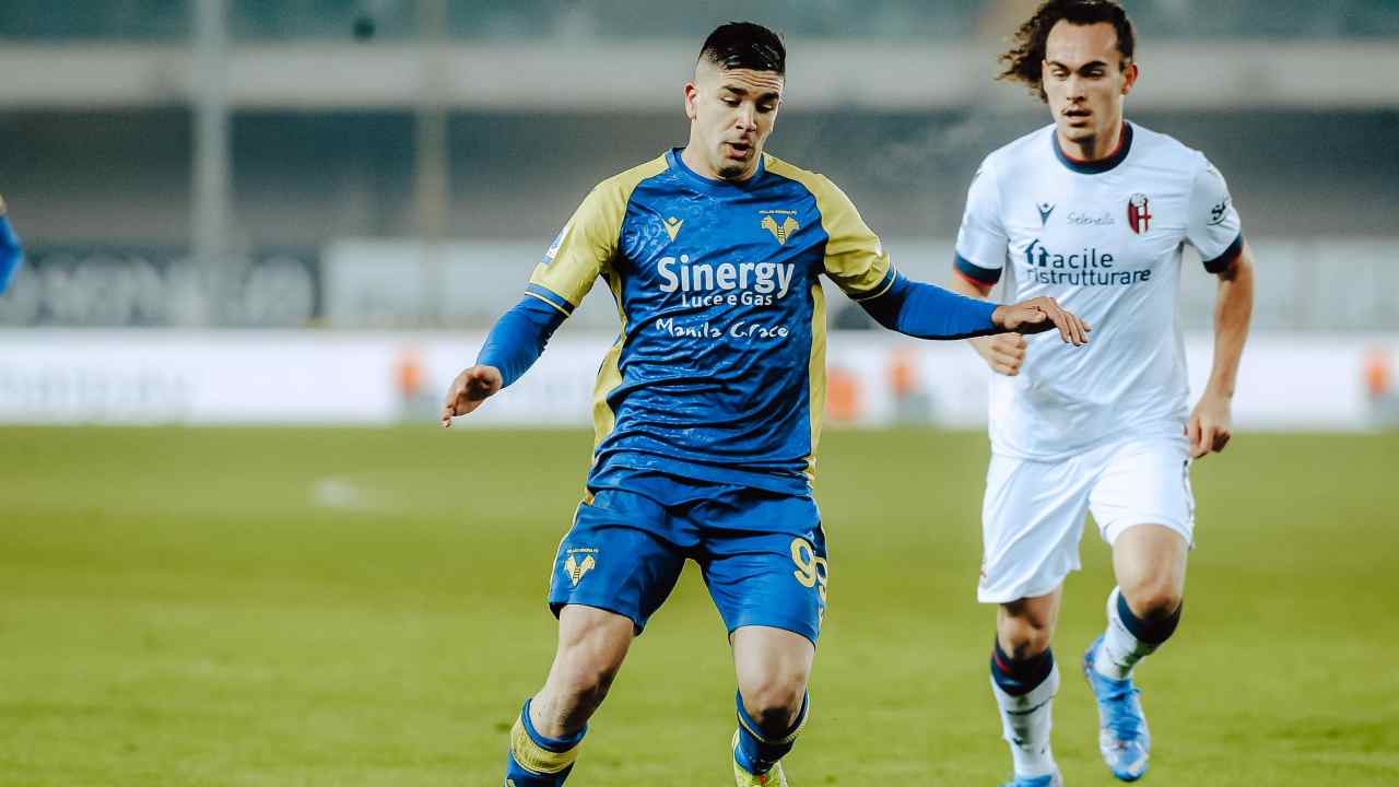 Giovanni Simeone con la maglia del Verona