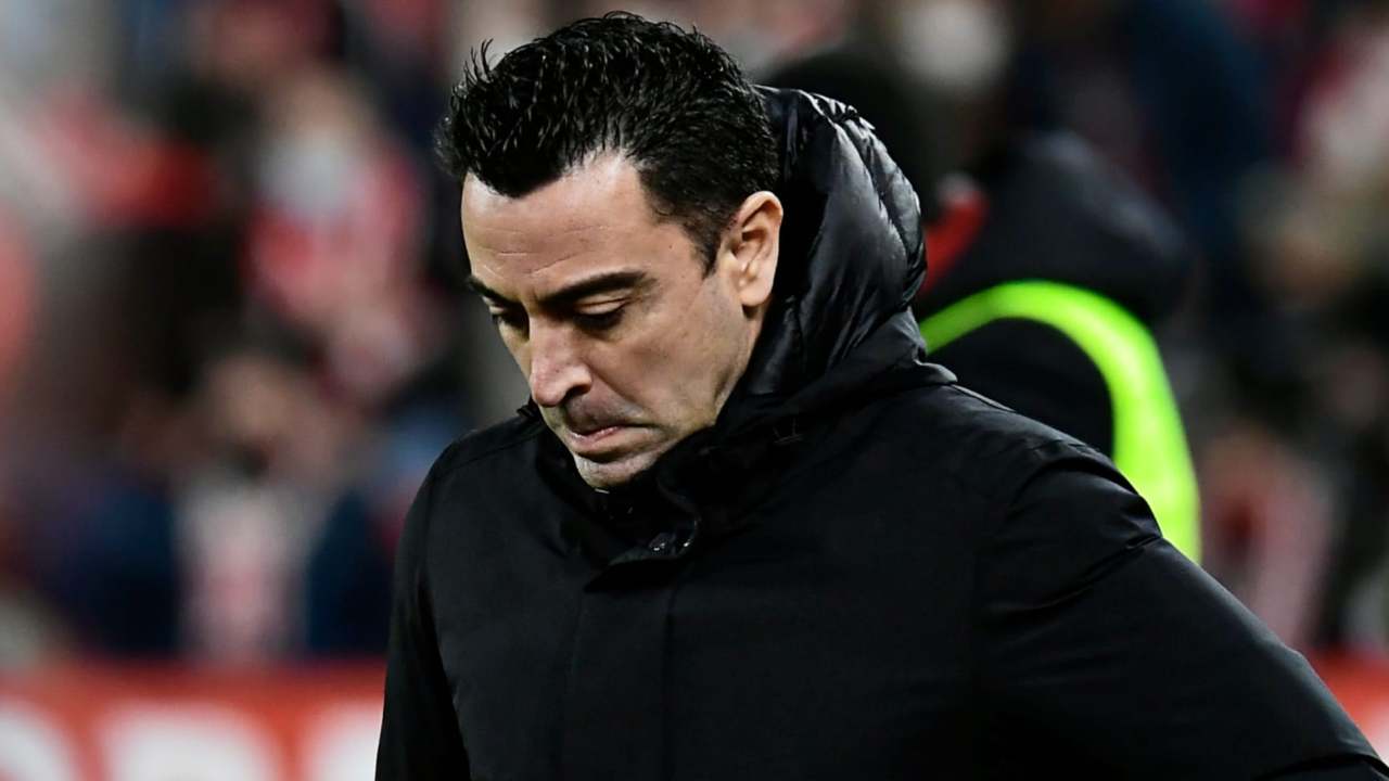 Xavi guarda preoccupato verso il basso Barcellona verso il basso