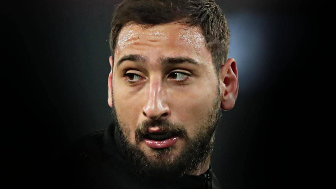 Donnarumma guarda di lato preoccupato