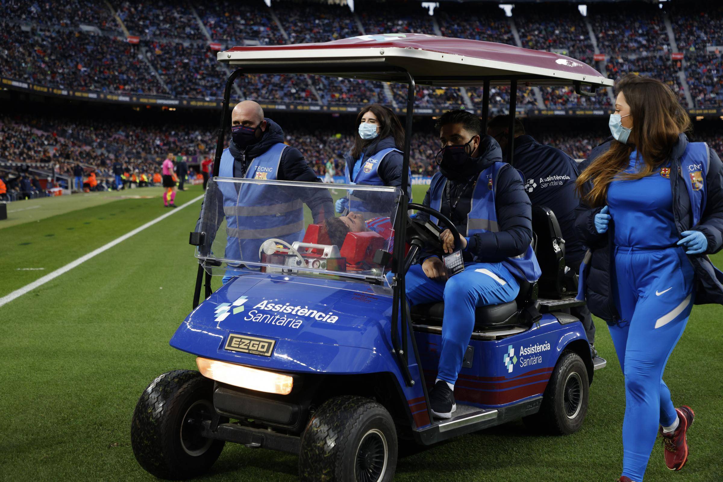 Barcellona, auto medica in campo